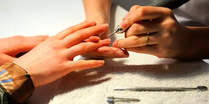 Fallegt manicure: Hvernig á að gera neglur vel snyrtir og snyrtilegur 14501_3