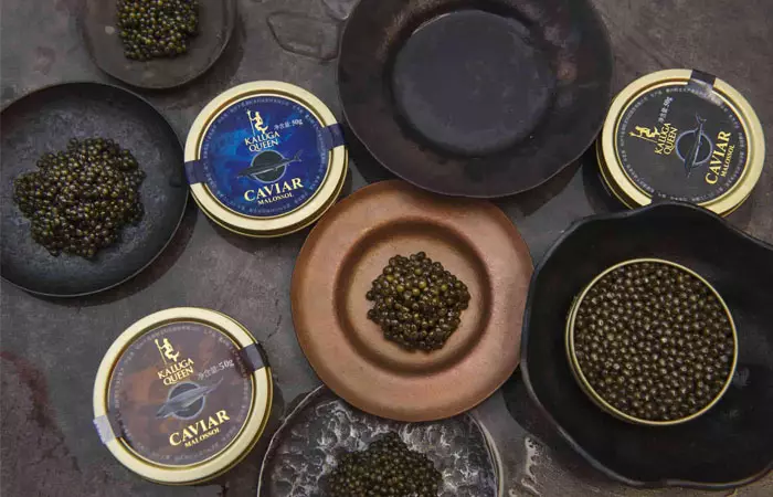 Caviar ខ្មៅ: ប្រភេទសត្វវិធីសាស្រ្តពេញនិយមបំផុតនៃការចម្អិនអាហារនិងអត្ថប្រយោជន៍សុខភាព 14644_1