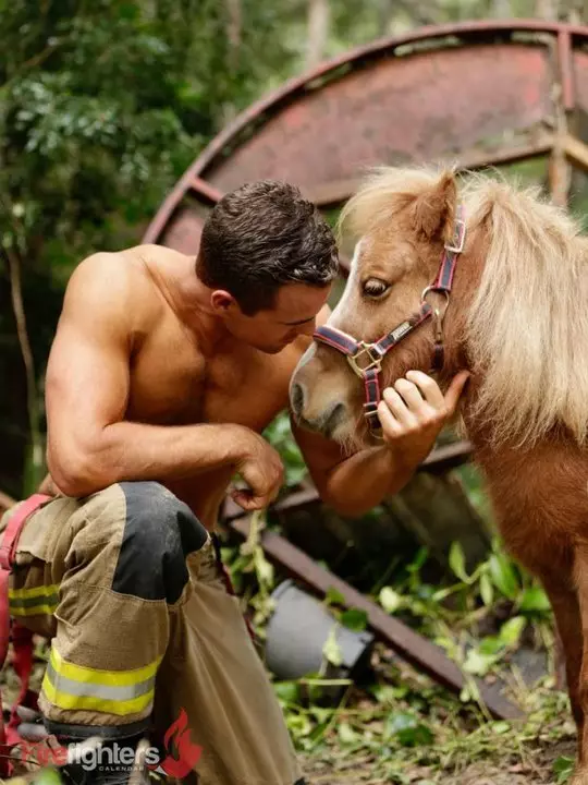 Heiß! Australian Firefighters-Sektion für einen gemeinnützigen Kalender, der Tiere hilft 2047_11