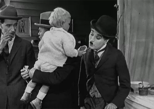 ច្បាប់នៃជីវិតរបស់ Charlie Chaplin ដ៏អស្ចារ្យដ៏អស្ចារ្យ។ នៅ GIFs 22797_1