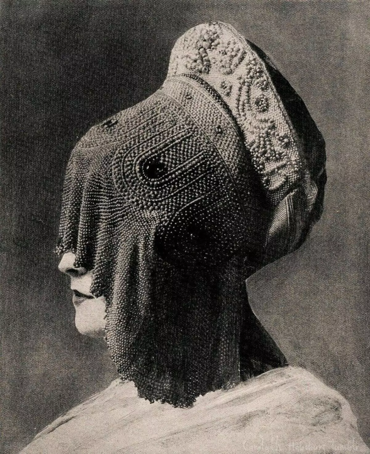 Conas a bhí Kokoshnik le feiceáil sa Rúis: an headdress de háille na Rúise 35676_6