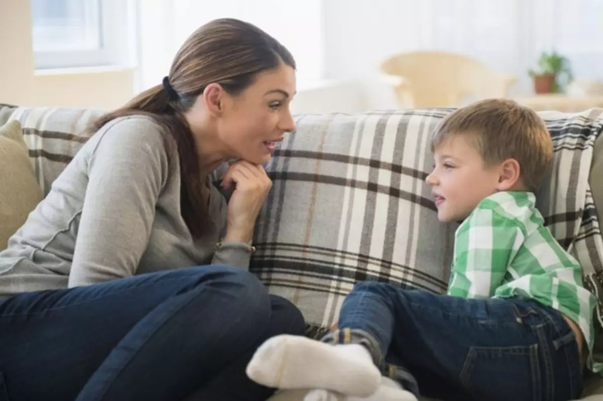 Conas mac amháin a fhás: na clocha faoi uisce an upbringing, lena gcaithfidh siad aghaidh a thabhairt ar mháithreacha 35702_2