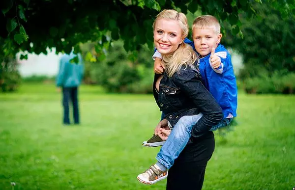 Біреуінің ұлын қалай өсіруге болады? Тәрбиенің су астындағы тастар, олармен бірге аналарға қарсы тұру керек 35702_6