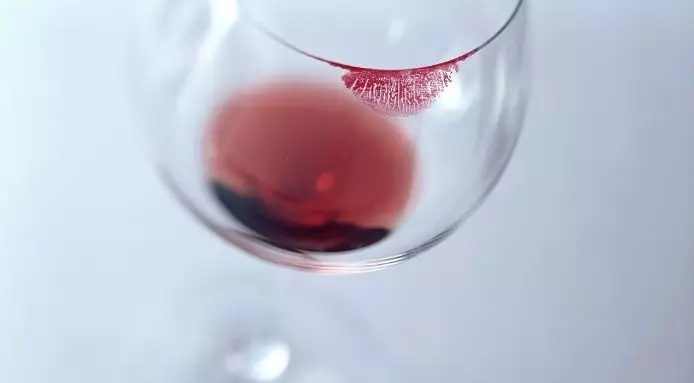 Sac à genoux, rouge à lèvres sur un verre et d'autres règles d'étiquette, qui violent presque tout 35735_7