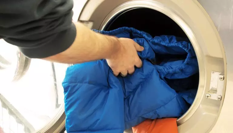 7 simpleng mga panuntunan kung paano hugasan ang down jacket sa isang washing machine 35760_1