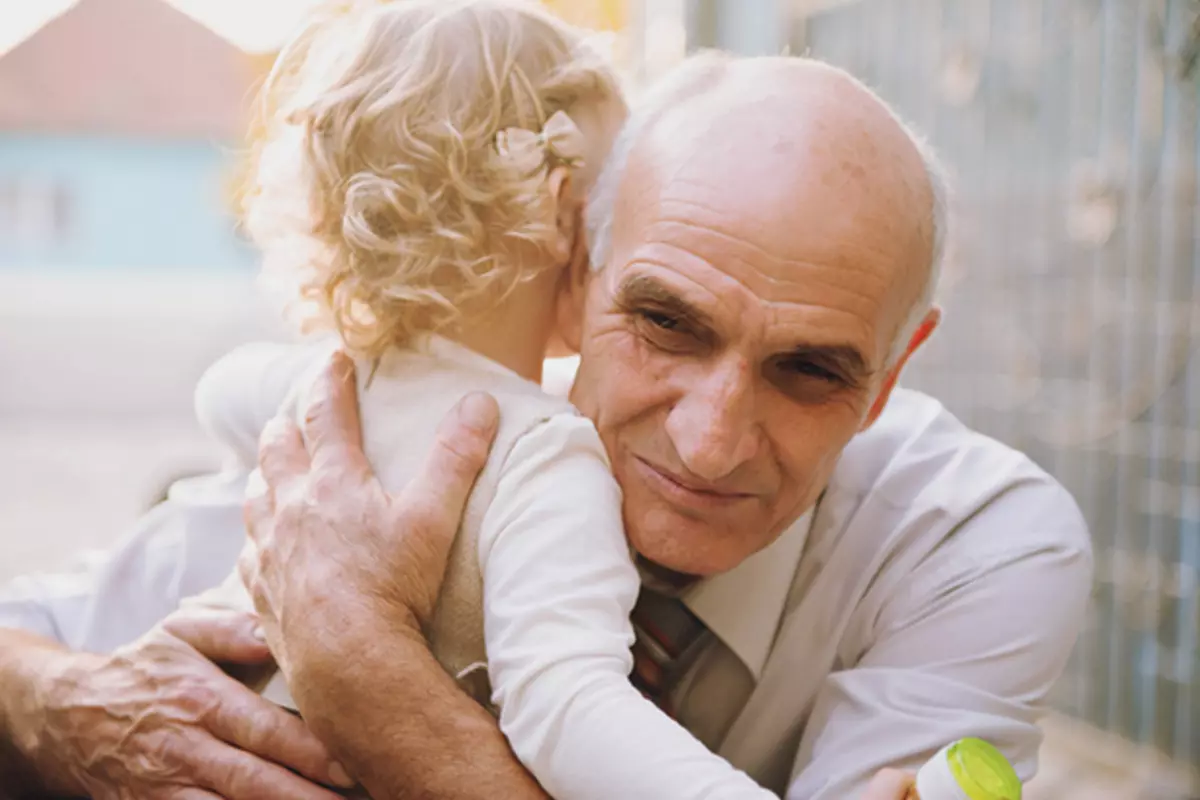 Toucher une lettre de grand-père à ses petits-enfants