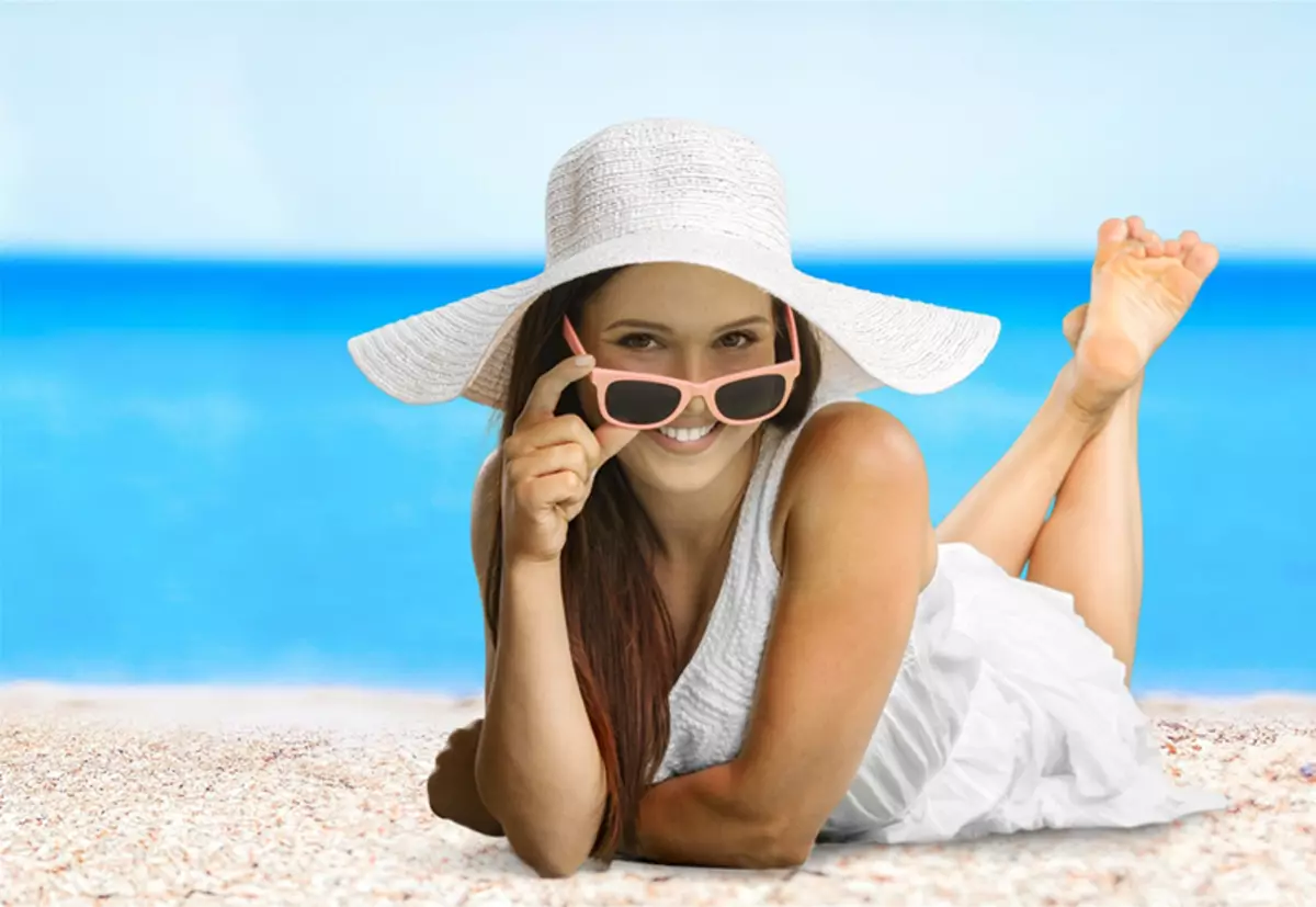 Девушка в шляпе на пляже