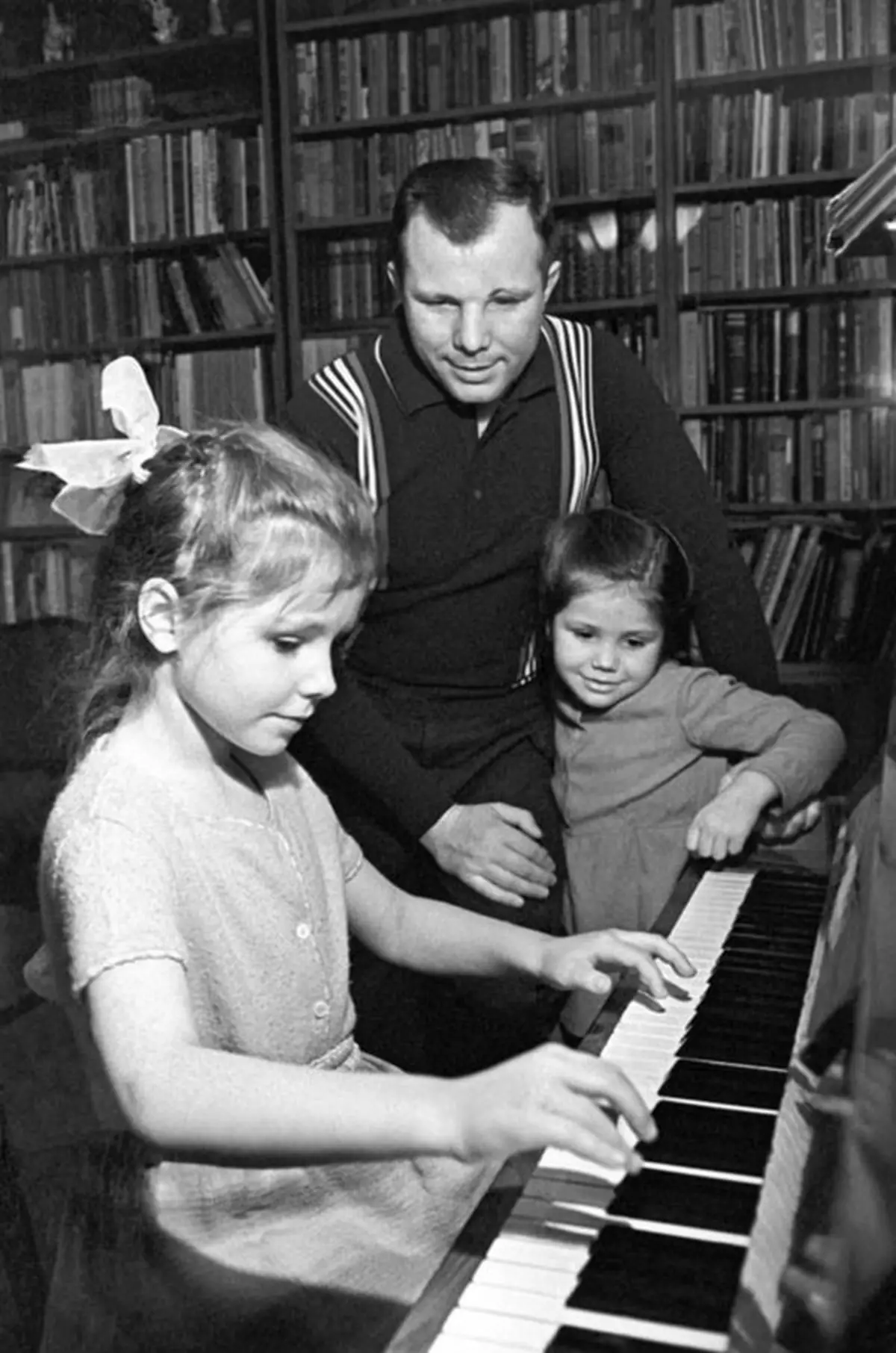 Гагарин с семьей фото. Гагарин с семьей. Семья Юрия Гагарина. Гагарин дочери.