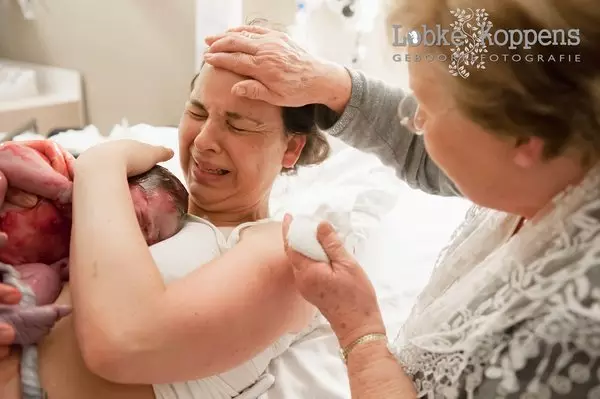 20 bardzo emocjonalnych zdjęć matek pomagających córkom, aby rodzić 36628_3