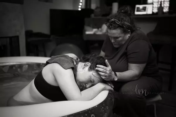 20 very emotional photos of mothers helping daughters to give birth 36628_7