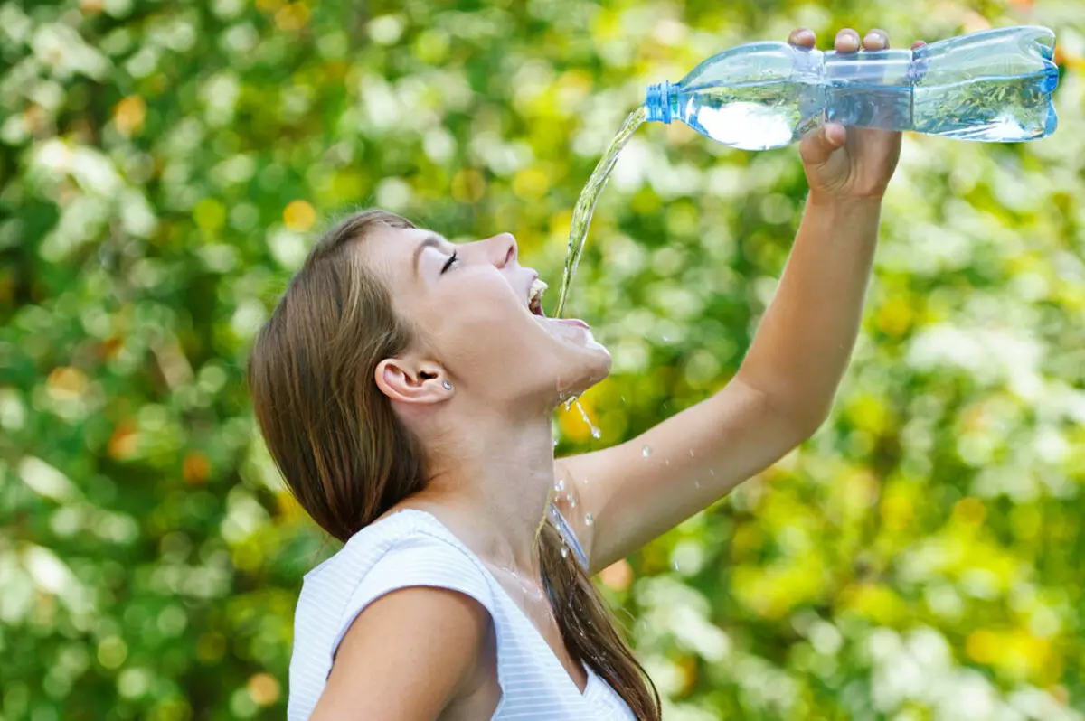 Arrêtez de couler de l'eau: vous n'êtes pas déshydraté, je donne la dent!