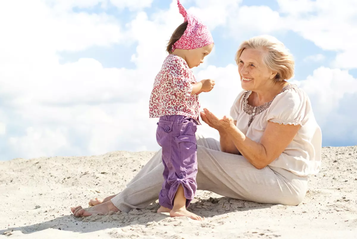 Little grandmother. 5 Бабушек. Granny with grandchildren.