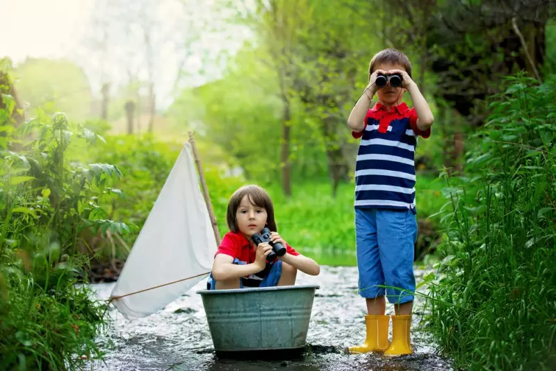 7 modi per aiutare il bambino sopravvivere l'estate piovosa