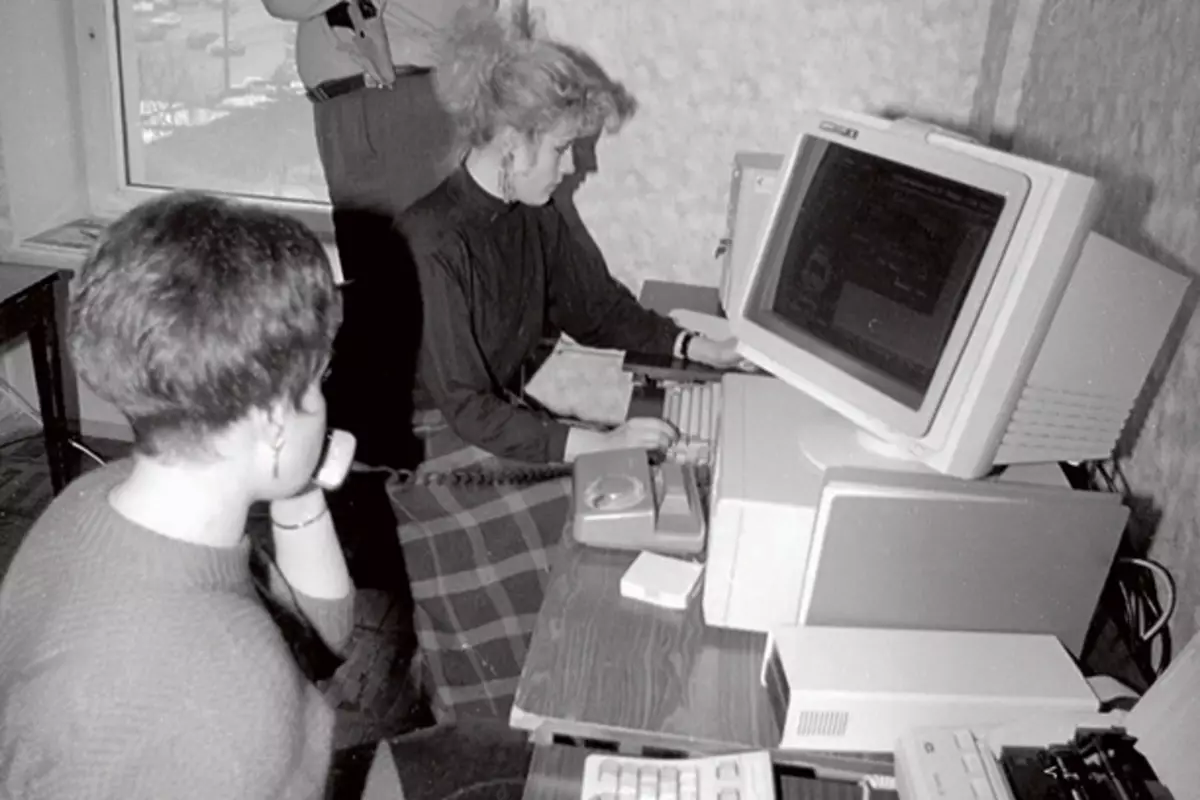 90 е тест. Компьютер 1990 года. Компьютеры 90-х годов. Интернет в России 90х. Офис 90-х.