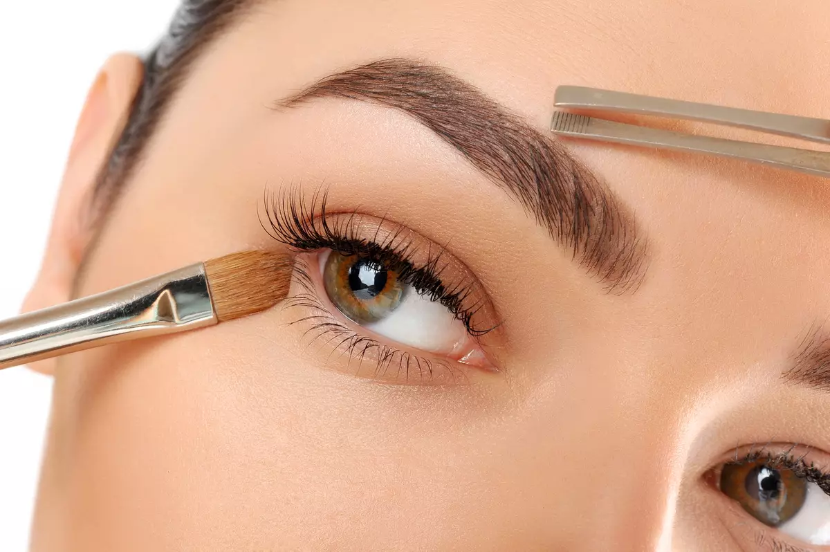 How to create an eyebrow shape that will make a woman for 10 years younger 37763_1