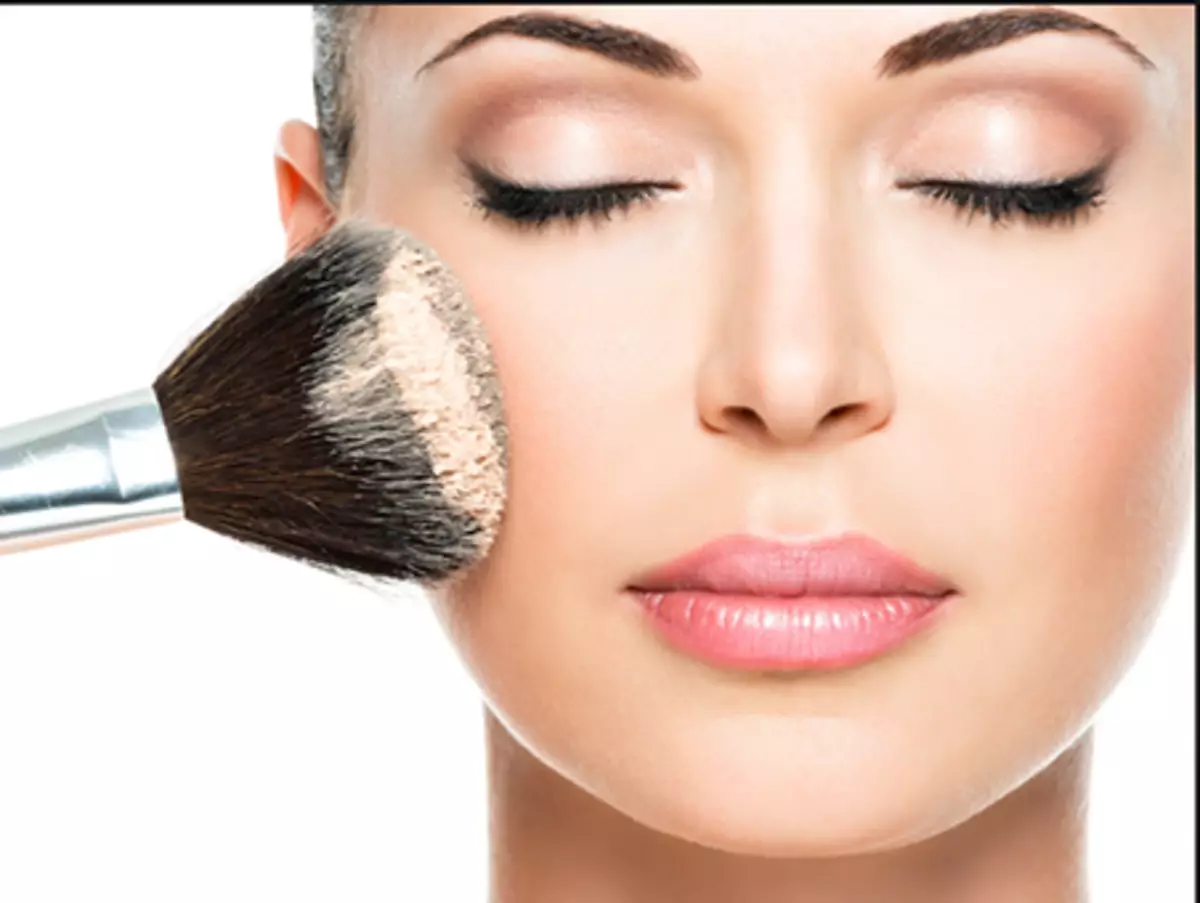 8 דרכים לעשות איפור טוב עם עור שמנוני