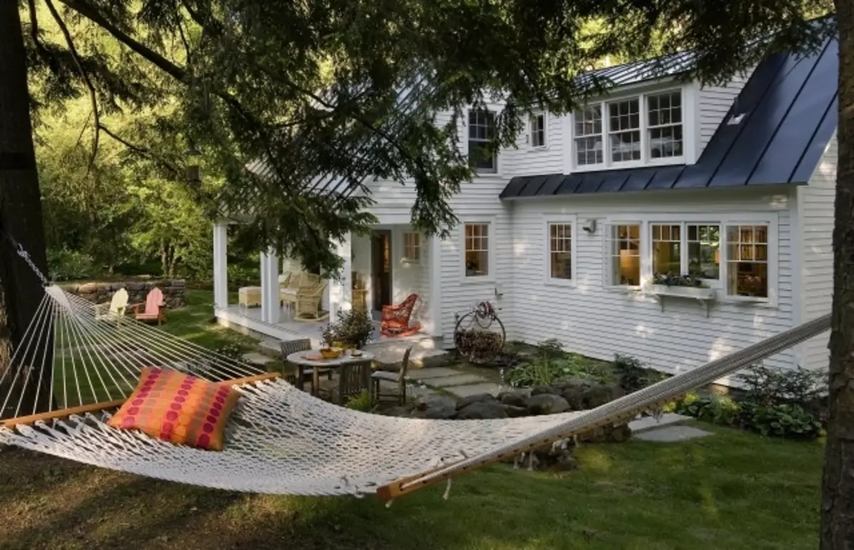 Hanging-Hammock-Backyard.