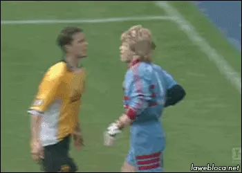 Ili estas ankaŭ homoj: 10 frenezo de futbalistoj (en gifs) 38107_3