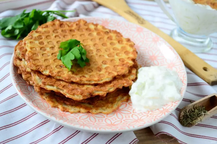 Jinsi ya kuandaa waffles ya viazi na mchuzi wa uyoga 38482_1