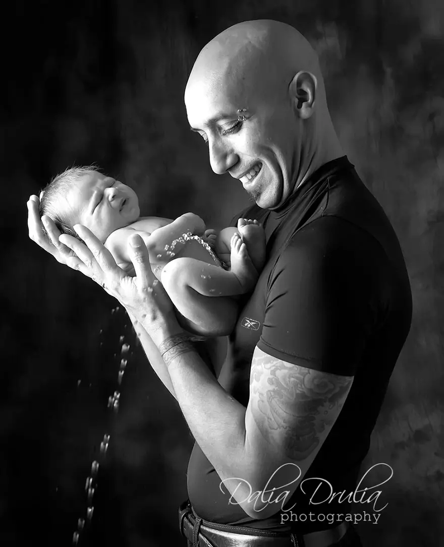 Newborn-baby-photoshoot-fails-22-56FBE0DA8BA5D__880