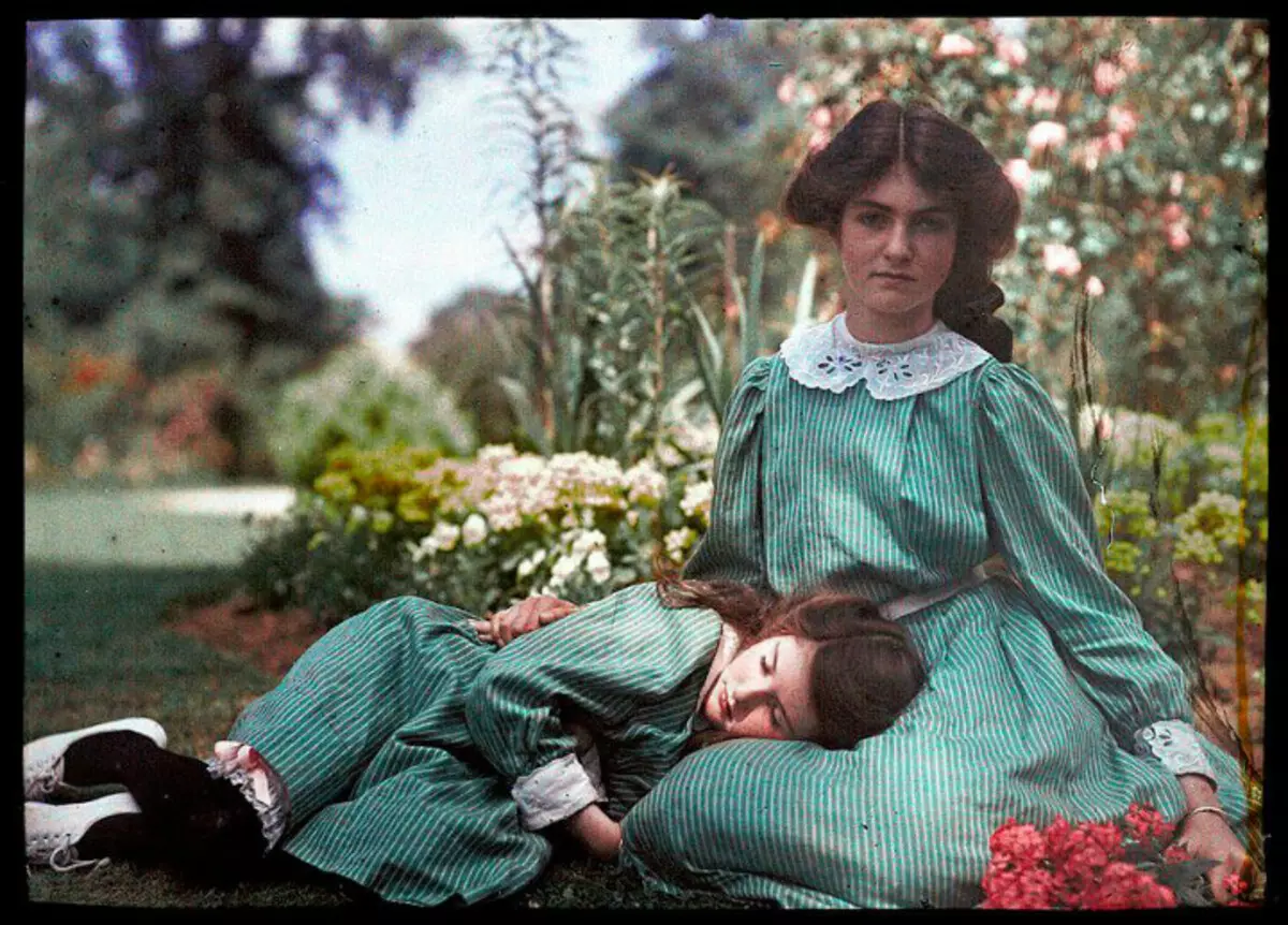 Две сестри. Снимки от 1908 година