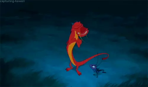 10 lausekkeet, jotka muuttuvat rauhalliseksi äidiksi Fire-Hazing Dragonissa (GIF: ssä) 39102_3