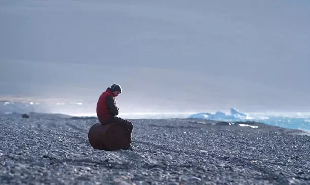 Pavel (Grigoriy Dobrylgin) sur des rochers