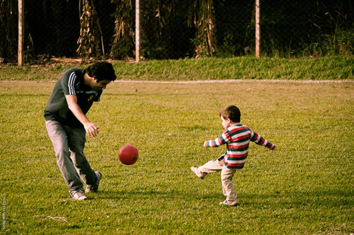 Игра любимый папа. С папой в мяч. Фото папа сын с мячей. Папа и сын фотосессия идеи с мячом. Мой любимый папа с детьми футбол фото.