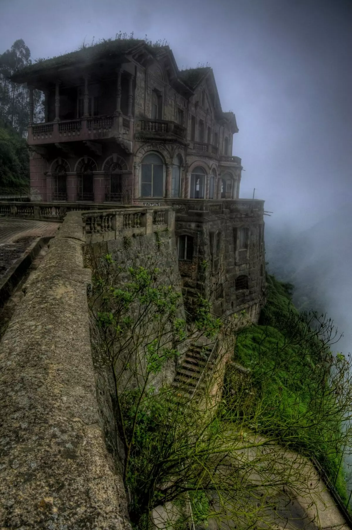 Abandonado y cazado Hotel del Salto.