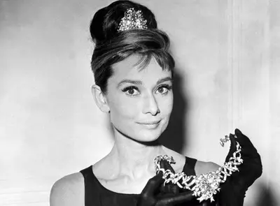 Audrey HEPBURN: UIGA FOʻI O LE FAAFITAULI, na avea ma faʻailoga o le sitaili ma se fetu o le cinema 40075_4