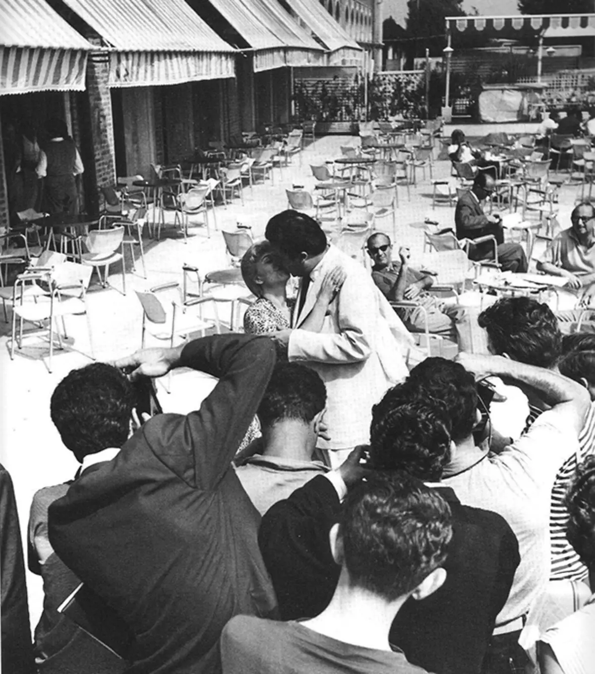 Federico og Juliet Posing fotografer i en kafé på øya Lido, 1955