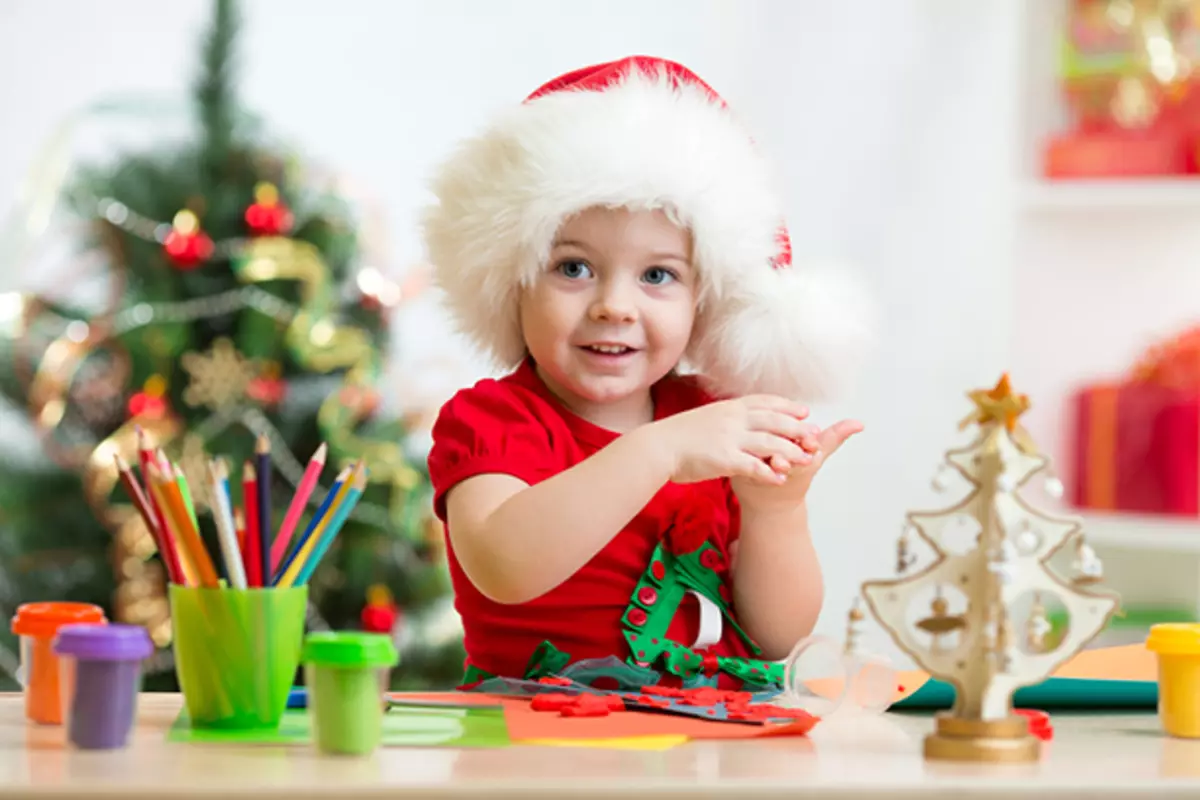 Kulgili toddler Santa Klaus haqida Santa Klaus, Qorli qiz va konmaki tatib ko'radi 40153_4