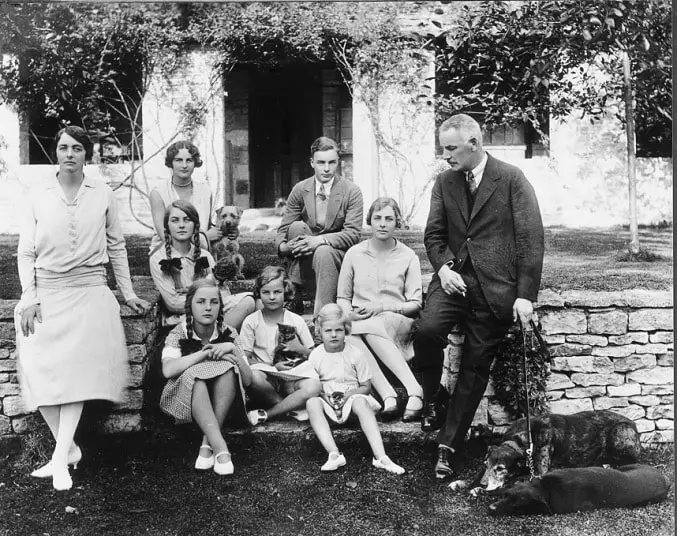 Siúracha Mitford: Scríbhneoir, Frith-Fascist, Nazi, Fanatic, Leispiach agus Just Lady