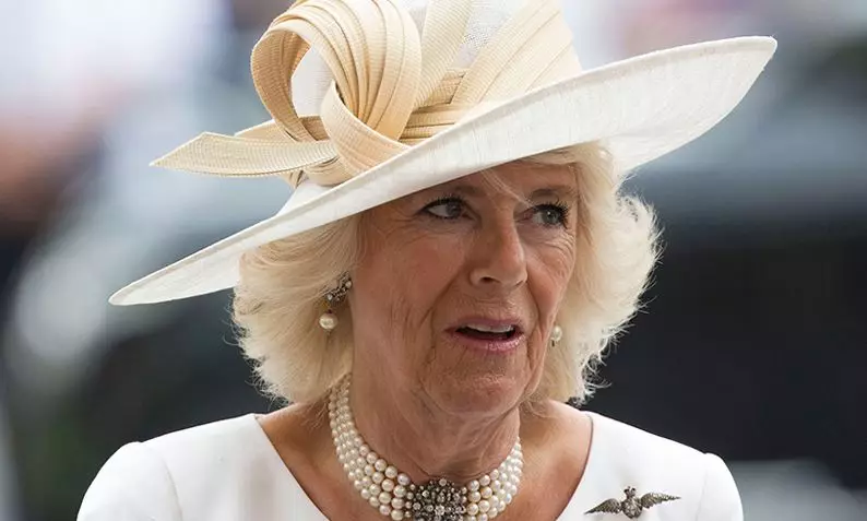 Camilla Parker Bowls: Bagaimana untuk menolak Putera dua kali dan menjadi pengantin di Queen of England 40235_1