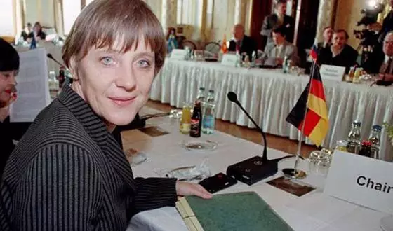 Metamorphosis ngirozi merkel: kubva kuKomsomolski kubva GDR kuenda kuGerman Chancellor 40696_6